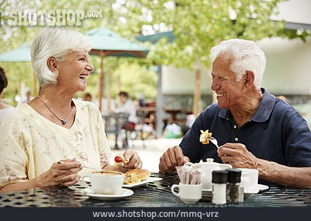 
                Gartencafé, Seniorenpaar, Kaffee Und Kuchen                   