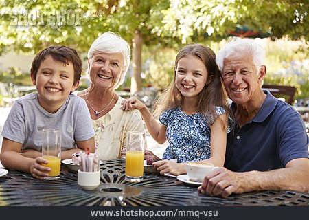 
                Enkel, Ausflug, Großeltern, Gartencafé                   