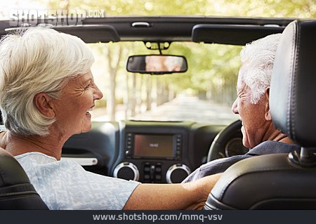 
                Autofahrt, Cabrio, Seniorenpaar                   