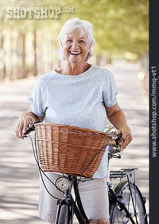 
                Seniorin, Lachen, Fahrradfahren, Aktiv                   