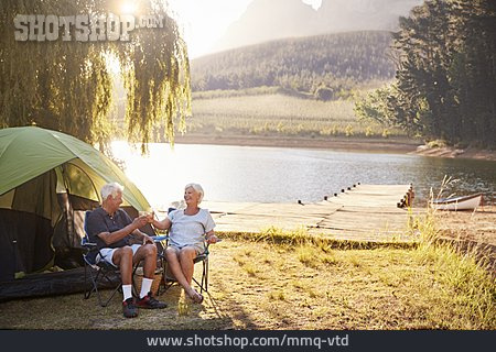 
                Urlaub, Anstoßen, Camping, Seniorenpaar                   