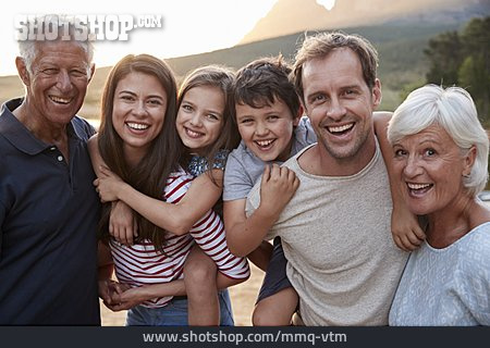 
                Familie, Generationen, Familienportrait, Familientag                   
