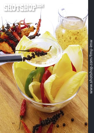 
                Zubereiten, Salatdressing, Chicoreesalat                   