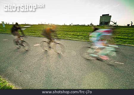 
                Fahrradfahrer, Tempelhofer Feld                   