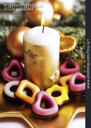 
                Weihnachtszeit, Kerzenlicht, Fondantgebäck                   