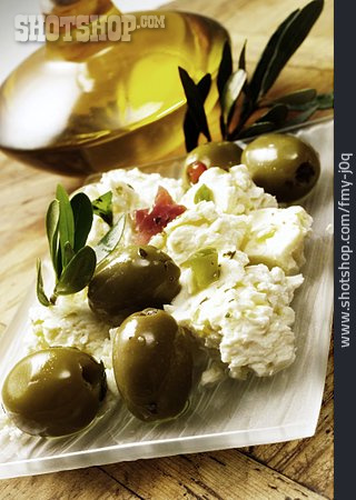
                Oliven, Ziegenkäse, Antipasti, Mediterrane Küche                   