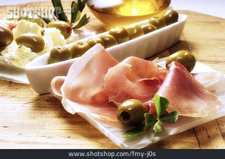 
                Vorspeise, Mediterrane Küche, Rohschinken, Olivenschiffchen                   