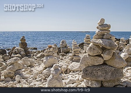 
                Steinhaufen, Markierung, Adriaküste                   