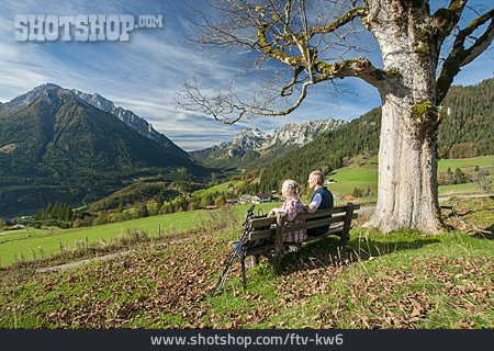 
                Ausruhen, Bergwandern, Berchtesgadener Land, Seniorenpaar                   