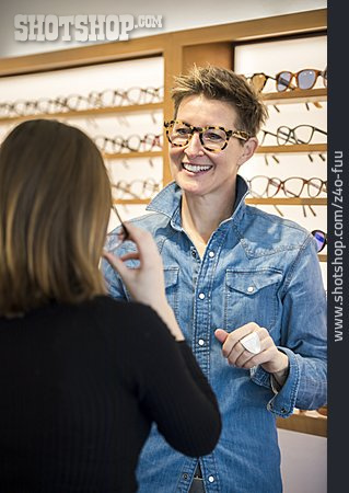
                Brille, Aussuchen, Brillengeschäft, Optikerin                   
