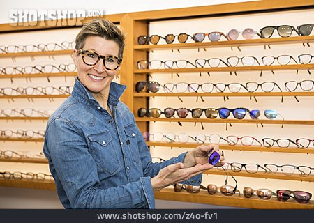
                Sonnenbrille, Aussuchen, Brillengeschäft                   