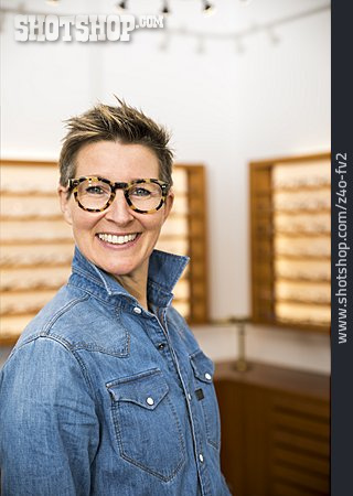 
                Frau, Brillengeschäft, Optikerin                   