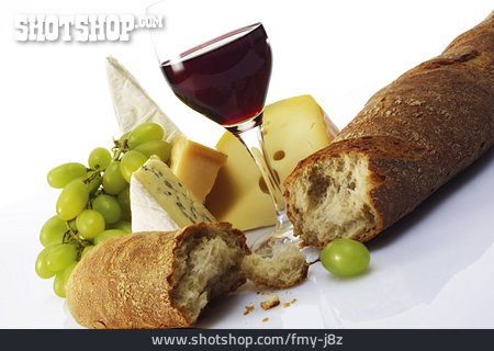 
                Käse, Baguette, Rotwein                   