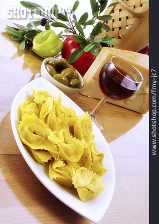 
                Tortellini, Italienische Küche, Pastagericht                   