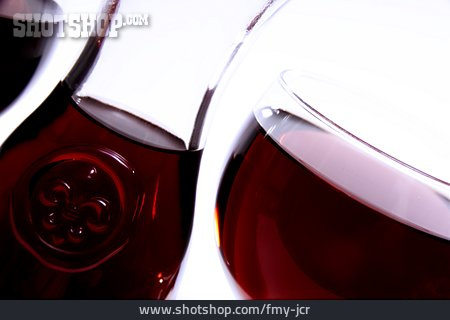 
                Rotwein, Rotweinglas, Weinkaraffe                   