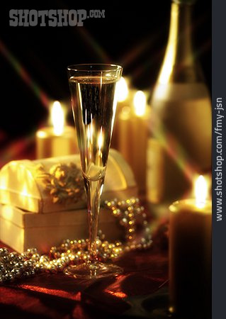 
                Sektglas, Weihnachtszeit, Kerzenlicht, Festlich                   