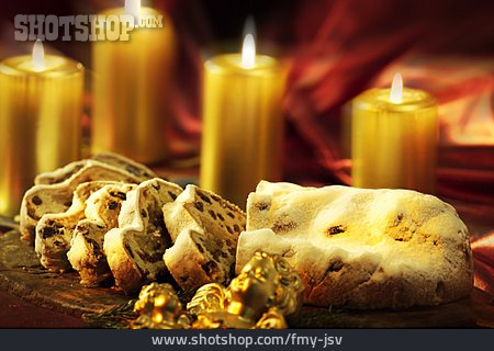 
                Weihnachtsgebäck, Kerzenlicht, Christstollen                   