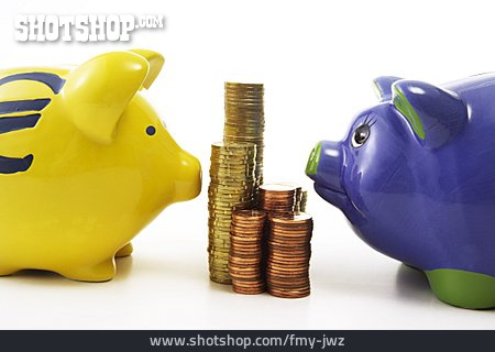 
                Euromünzen, Sparschwein, Ersparnisse                   