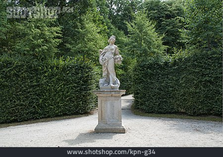 
                Frauenstatue, Barockgarten Großsedlitz                   