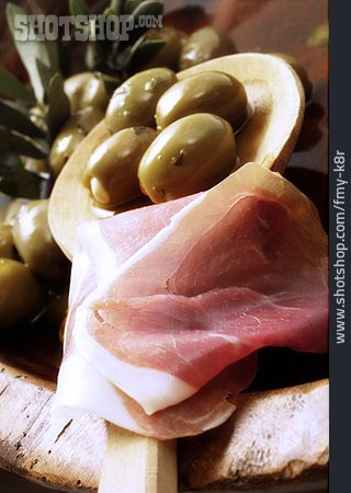 
                Parmaschinken, Gefüllte Oliven, Antipasti                   