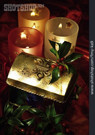 
                Weihnachtszeit, Kerzenlicht, Schatztruhe                   
