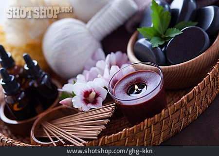 
                Kräuterstempelmassage, Aromatherapie, Warmsteinmassage                   