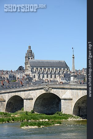 
                Blois, Loirebrücke, Kathedrale Saint-louis                   