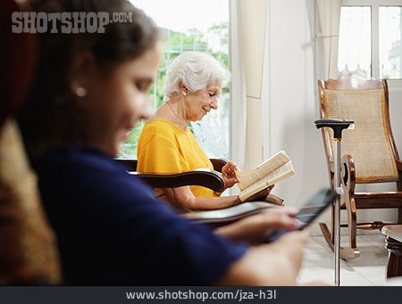 
                Großmutter, Lesen, Enkelin                   