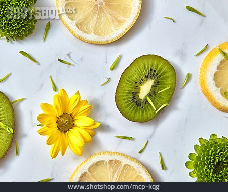 
                Zitronenscheibe, Blüten, Kiwischeibe                   