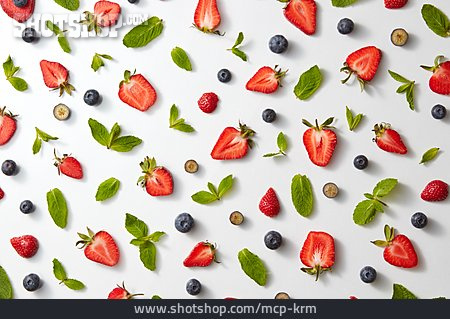 
                Erdbeeren, Blaubeeren, Minzblatt                   