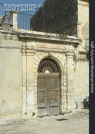 
                Fassade, Tor, Avola                   