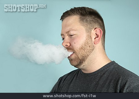
                Mann, Rauchen, Rauchwolke                   