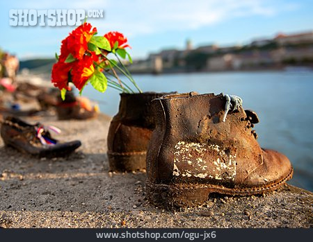 
                Schuhe, Holocaustgedenkstätte, Schuhe Am Donauufer                   