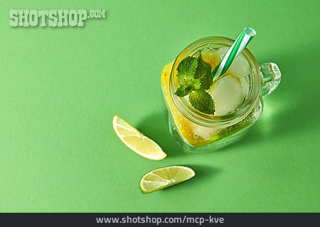 
                Zitronenwasser, Erfrischungsgetränk                   