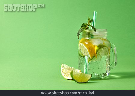 
                Zitronenwasser, Erfrischungsgetränk, Sommergetränk                   