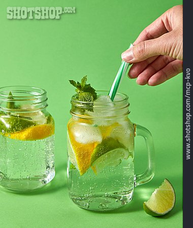 
                Zitronenwasser, Erfrischungsgetränk, Sommergetränk                   