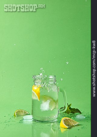 
                Zitronenwasser, Erfrischungsgetränk                   