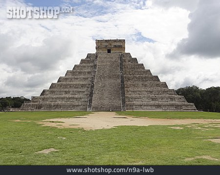 
                Chichen Itza, Pyramide Des Kukulcan                   