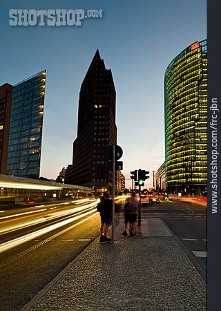 
                Potsdamer Platz, Straßenverkehr, Lichtspuren                   