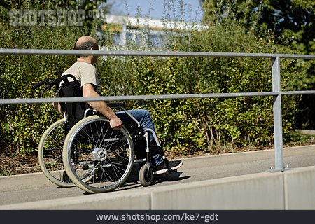 
                Rollstuhl, Auffahrt, Behindertengerecht                   
