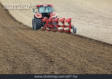 
                Traktor, Feldarbeit, Pflügen                   