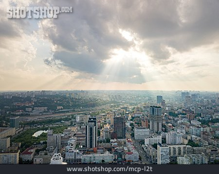 
                Sonnenstrahlen, Hochhäuser, Kiew                   