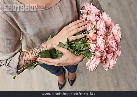 
                Blumenstrauß, Hände, Tattoo                   