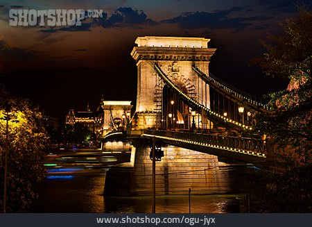 
                Budapest, Kettenbrücke                   