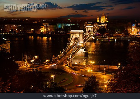 
                Straßenverkehr, Budapest, Kettenbrücke                   