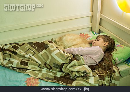 
                Kind, Katze, Schlafen, Kinderbett                   