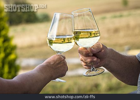 
                Weinglas, Weißwein, Anstoßen                   