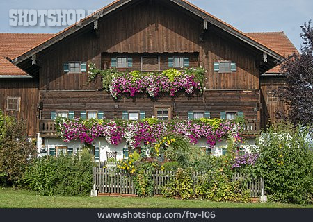 
                Bauernhaus, Blumenschmuck, Bauerngarten                   