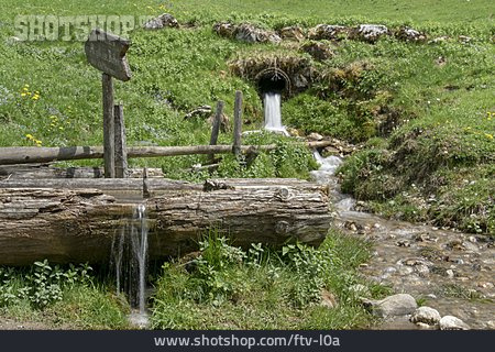 
                Frisches Wasser, Holzbrunnen, Rinne                   