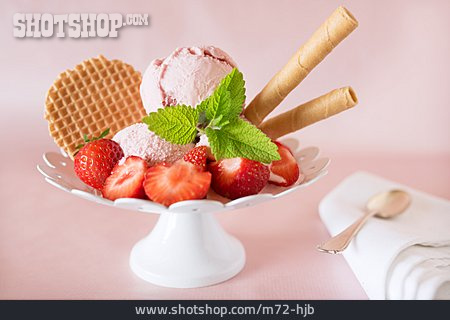 
                Dessert, Eisbecher, Erdbeereis                   